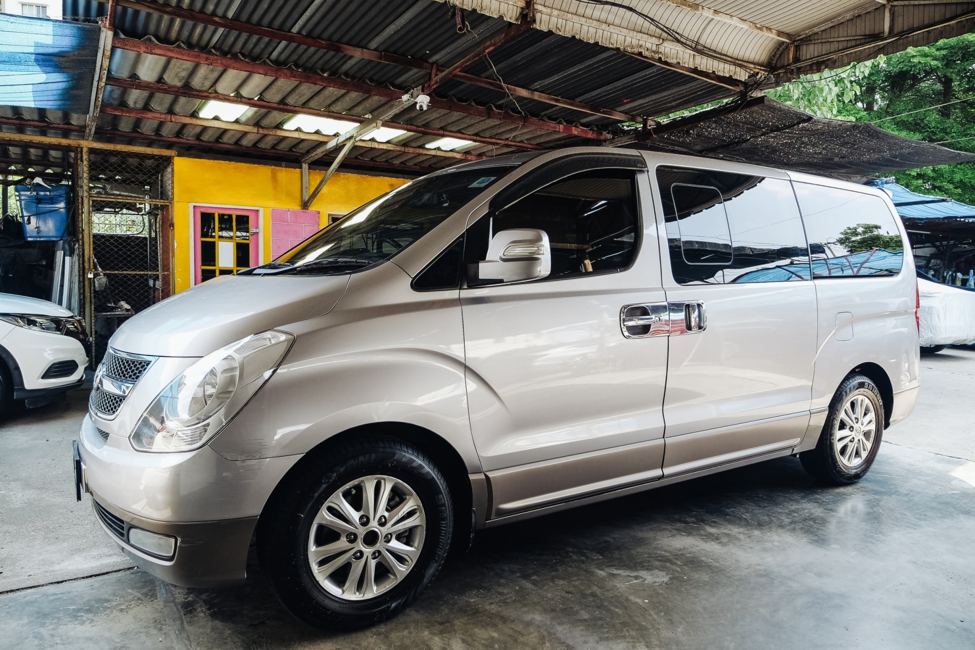 2013 Hyundai H-1 สีเงิน (รูปที่ 9)