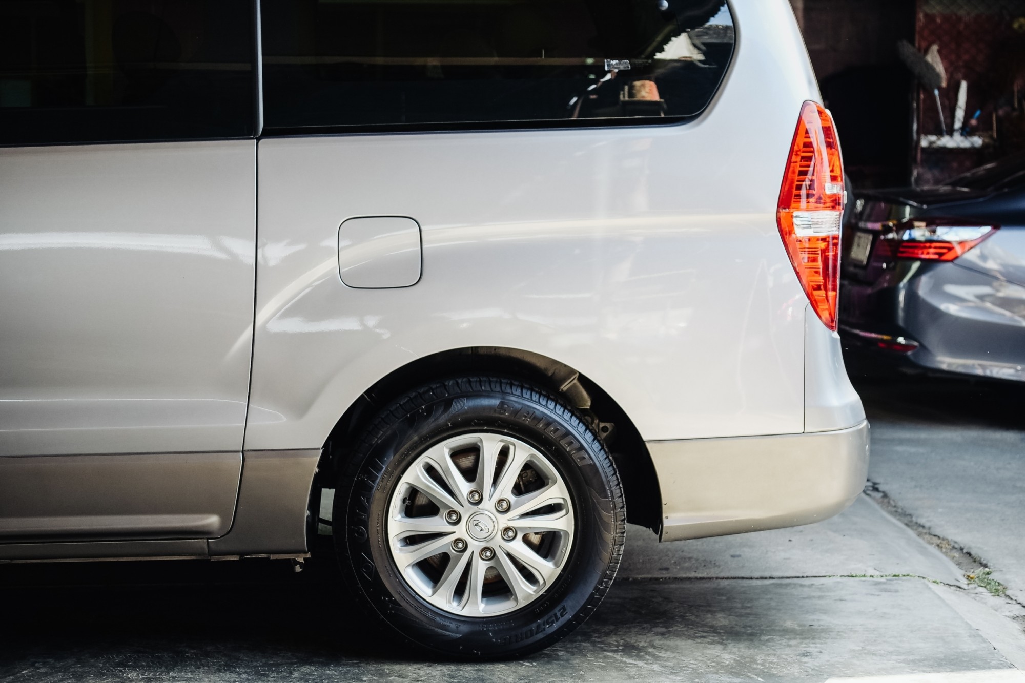 2013 Hyundai H-1 สีเงิน (รูปที่ 3)