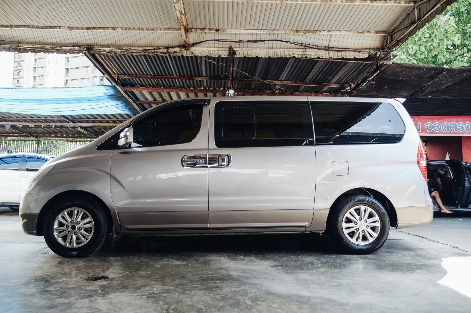2013 Hyundai H-1 สีเงิน (รูปที่ 8)