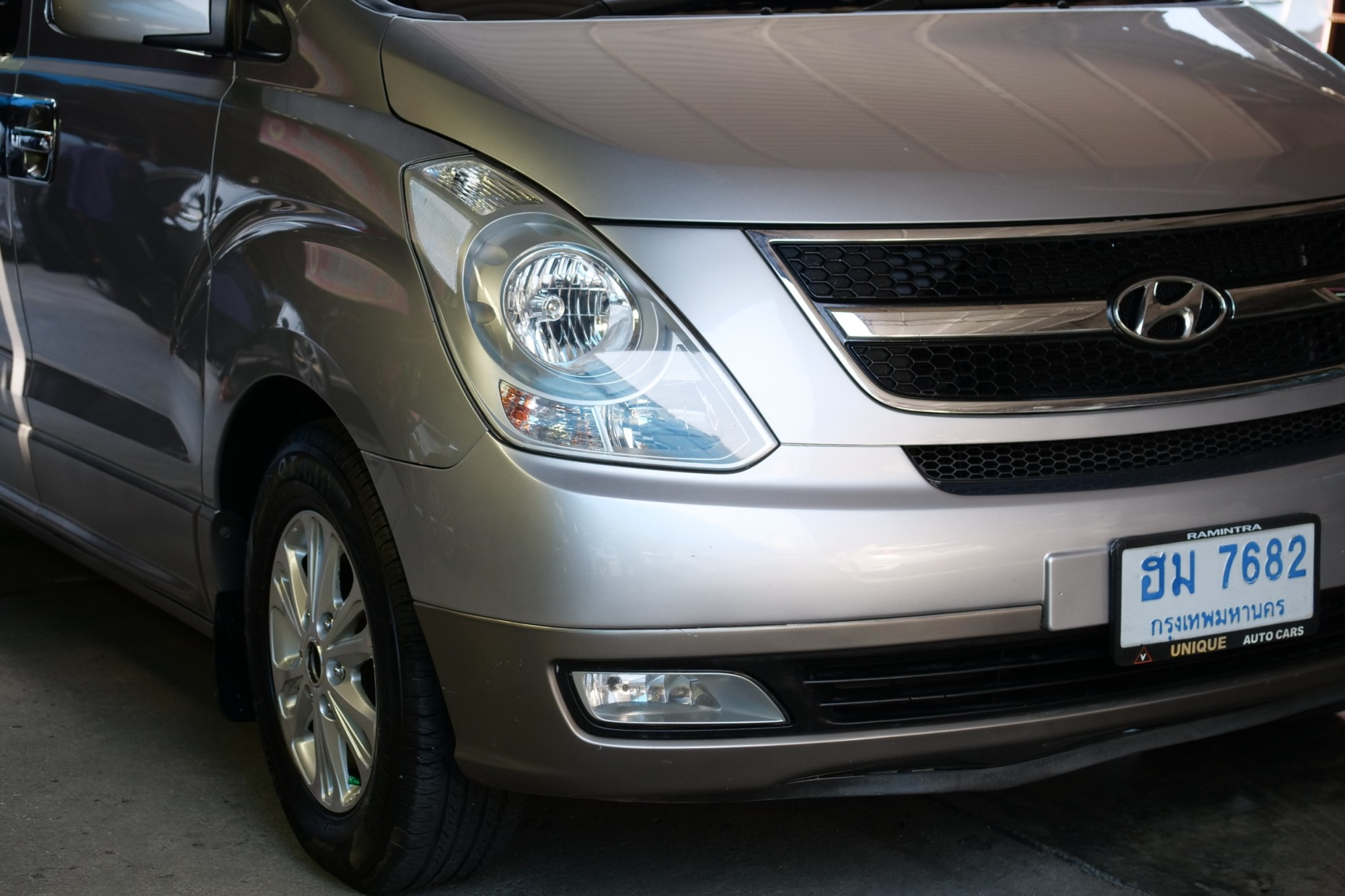 2013 Hyundai H-1 สีเงิน (รูปที่ 2)