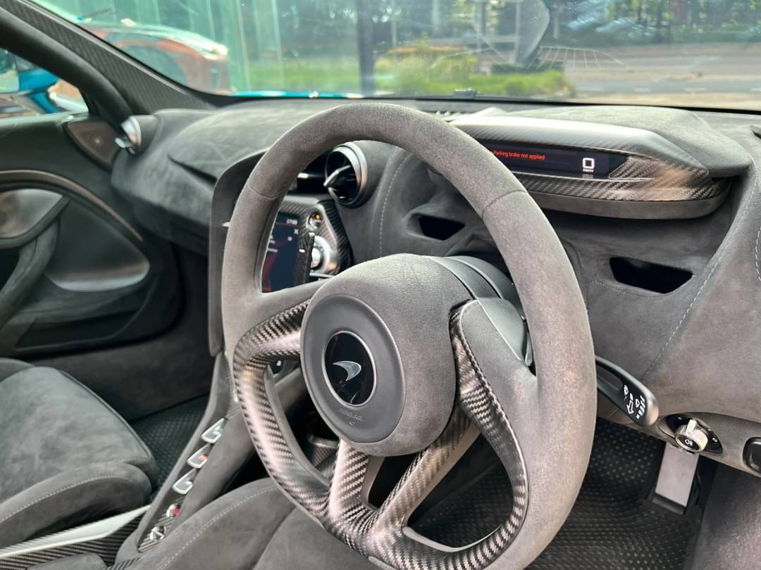 2021 McLaren 765 LT Coupe สีฟ้า (รูปที่ 16)