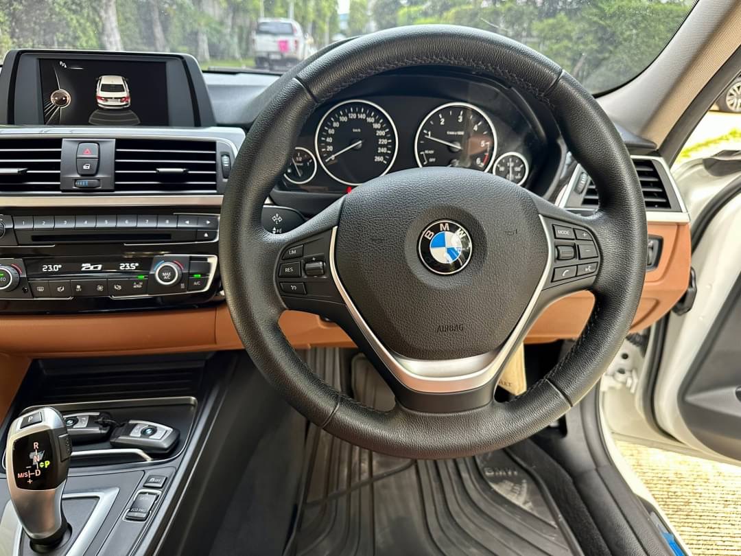 2017 BMW 320D F30 LCI เ สีขาว (รูปที่ 13)