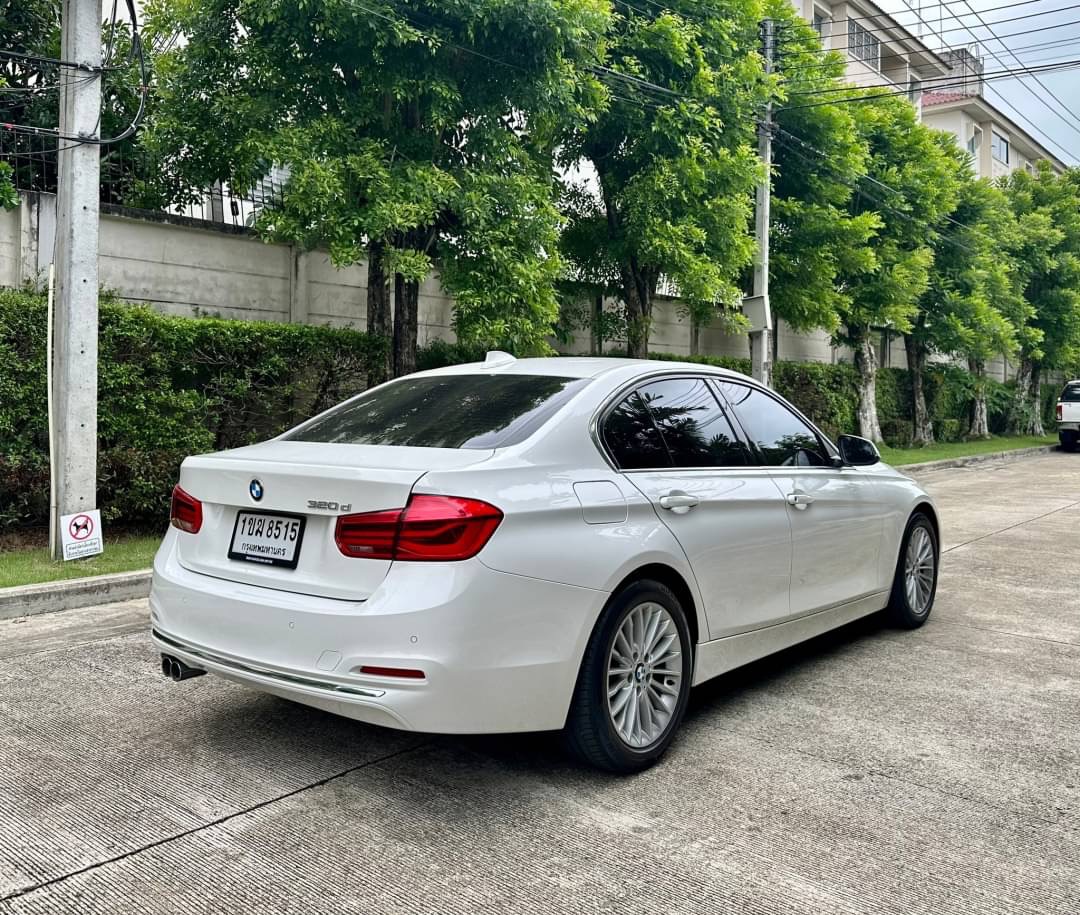 2017 BMW 320D F30 LCI เ สีขาว