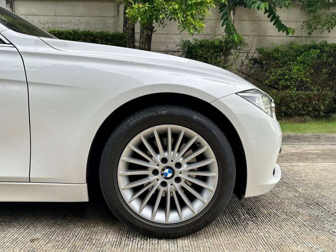 2017 BMW 320D F30 LCI เ สีขาว (รูปที่ 18)