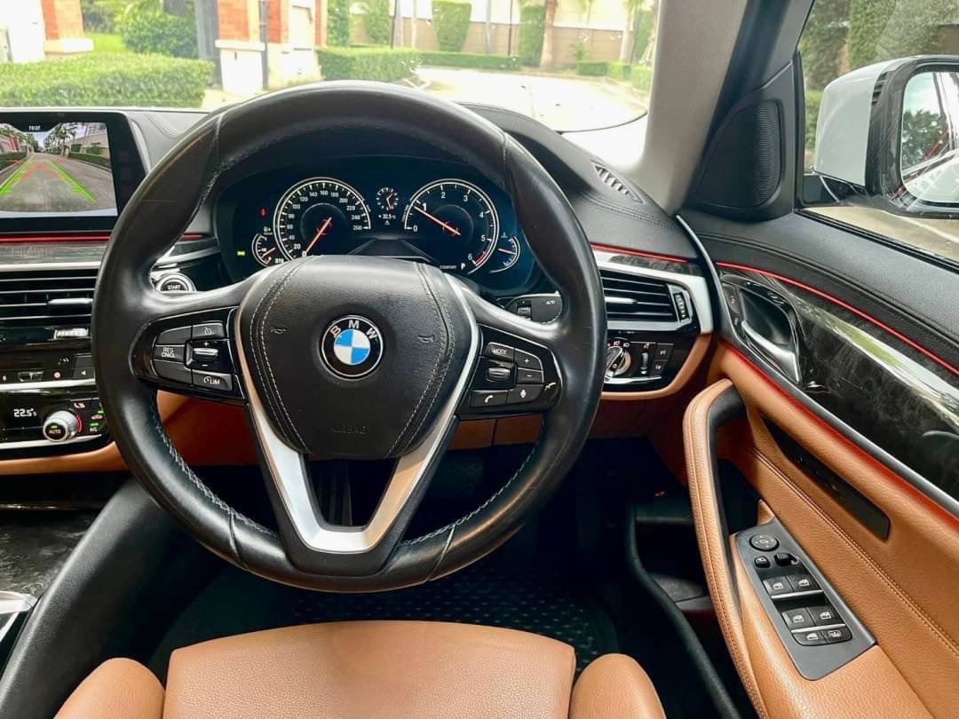 2018 BMW 520d (G30) สีขาว (รูปที่ 6)