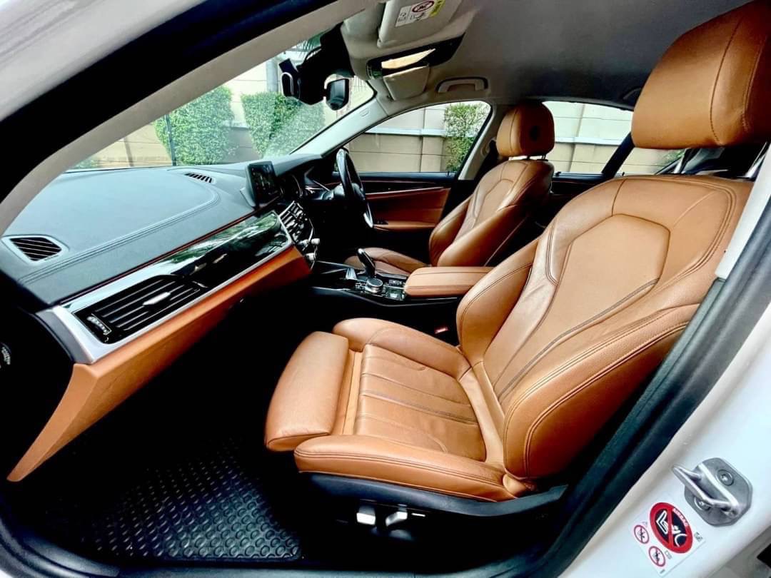 2018 BMW 520d (G30) สีขาว (รูปที่ 15)