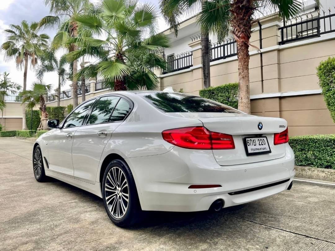 2018 BMW 520d (G30) สีขาว (รูปที่ 9)