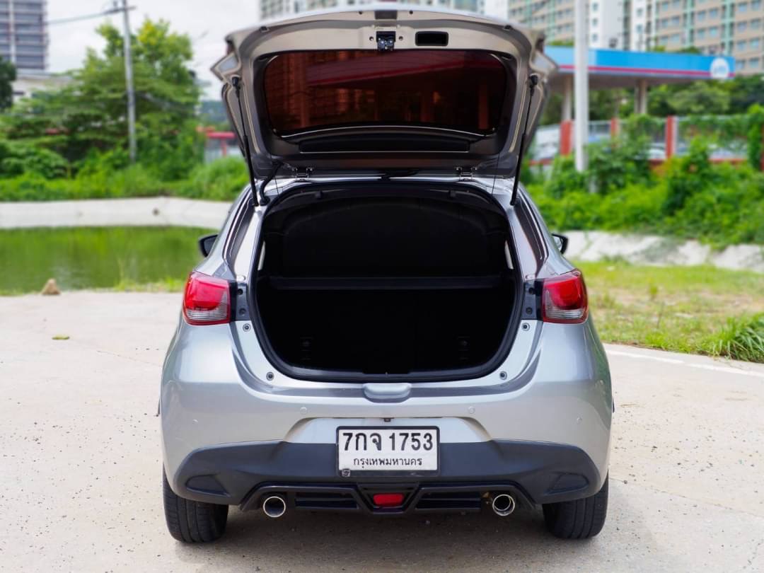 2018 Mazda 2 Hatchback (5 ประตู) สีเงิน (รูปที่ 6)