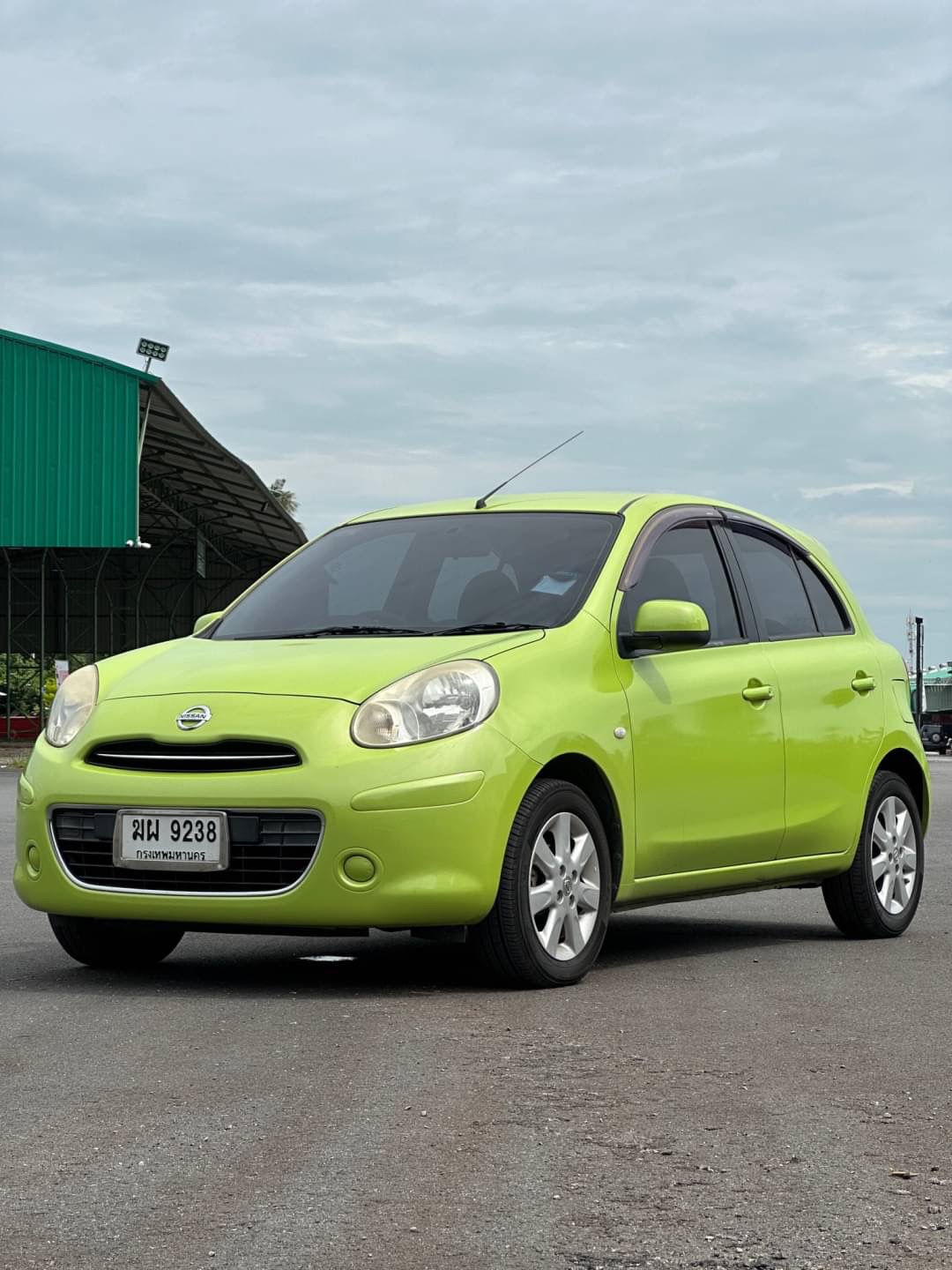 2012 Nissan March สีเขียว (รูปที่ 4)