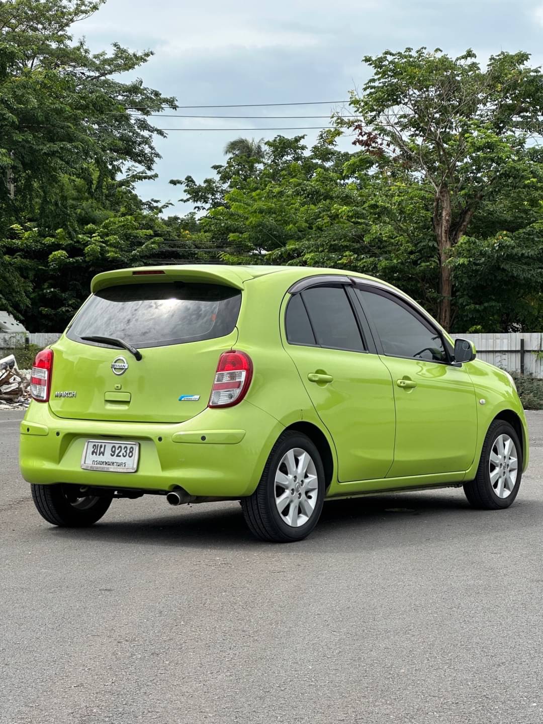 2012 Nissan March สีเขียว (รูปที่ 6)