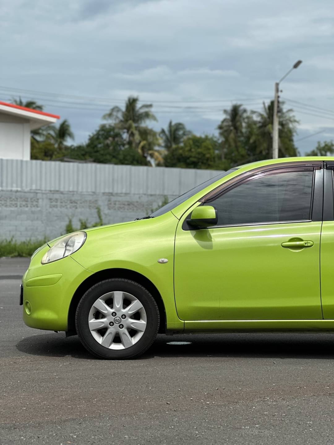 2012 Nissan March สีเขียว (รูปที่ 3)