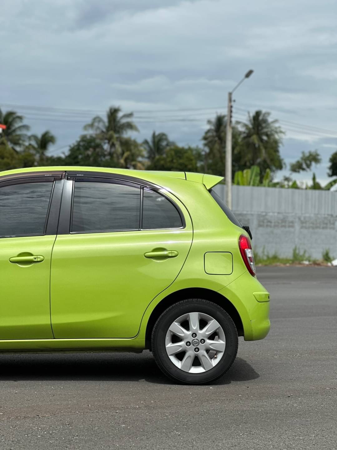 2012 Nissan March สีเขียว (รูปที่ 2)