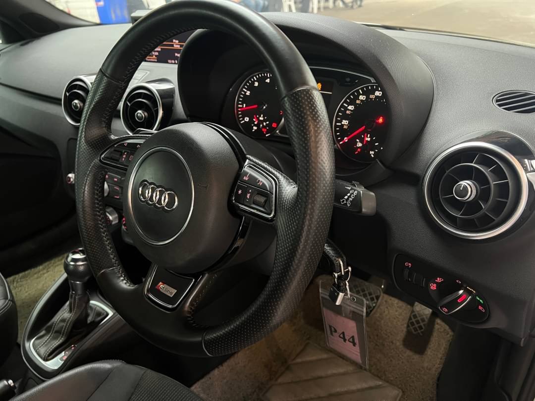 2011 Audi A1 สีขาว (รูปที่ 12)