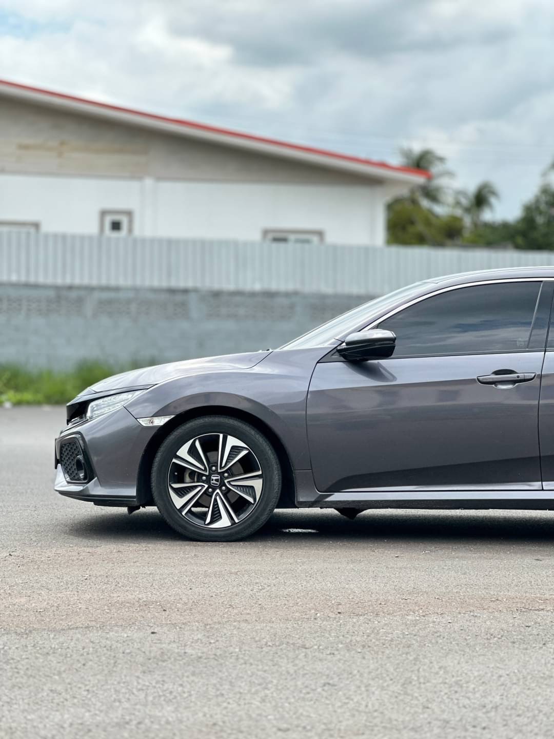 2018 Honda Civic Hatchback สีเทา (รูปที่ 4)