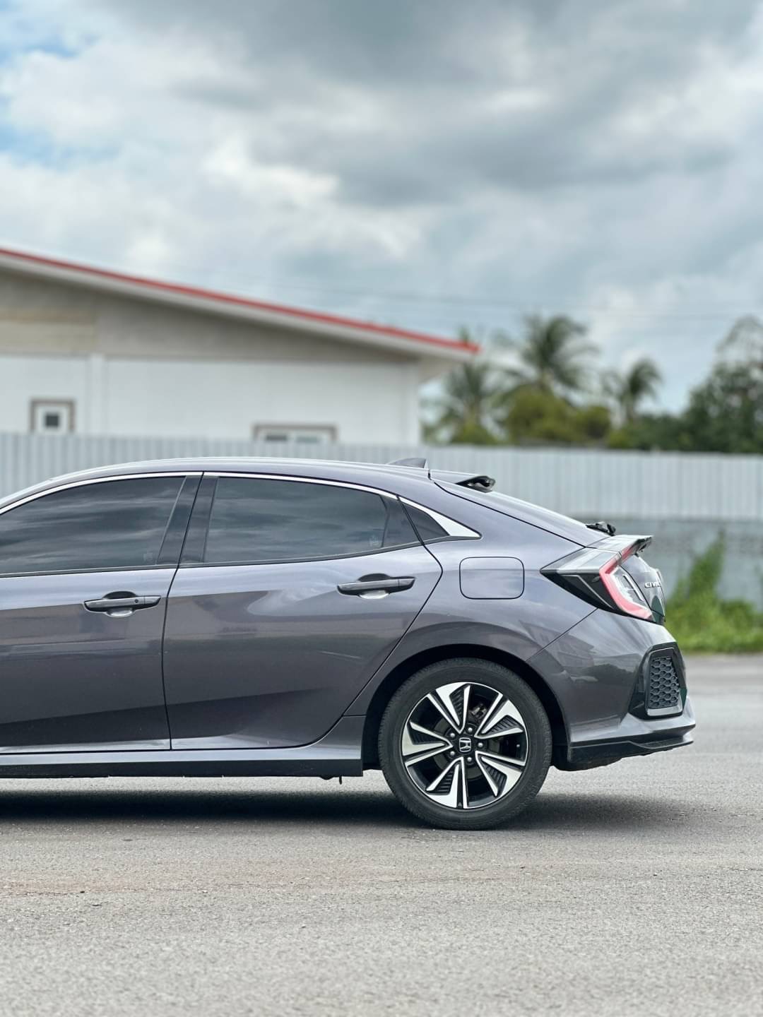 2018 Honda Civic Hatchback สีเทา (รูปที่ 5)