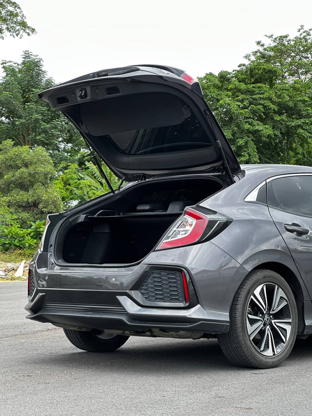 2018 Honda Civic Hatchback สีเทา (รูปที่ 8)