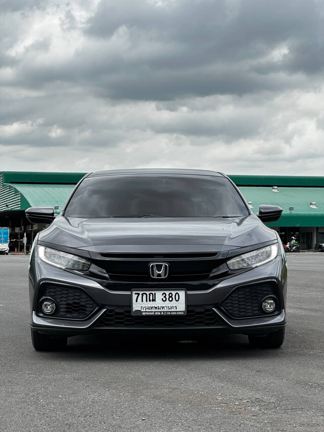 2018 Honda Civic Hatchback สีเทา (รูปที่ 2)