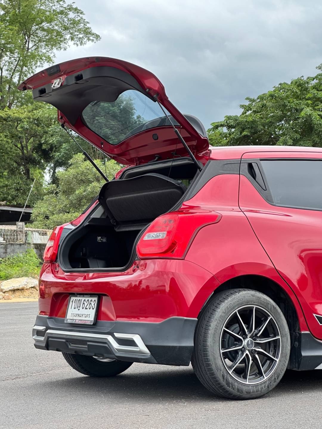 2020 Suzuki Swift สีแดง