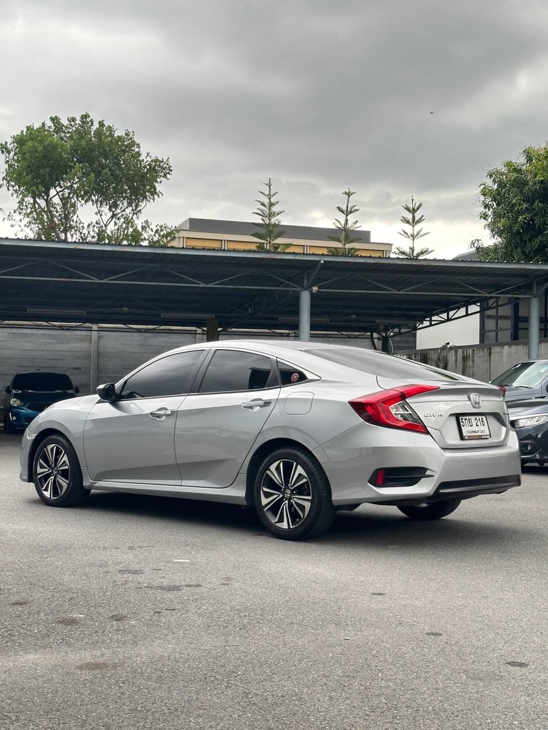 2016 Honda Civic Sedan สีเงิน (รูปที่ 4)