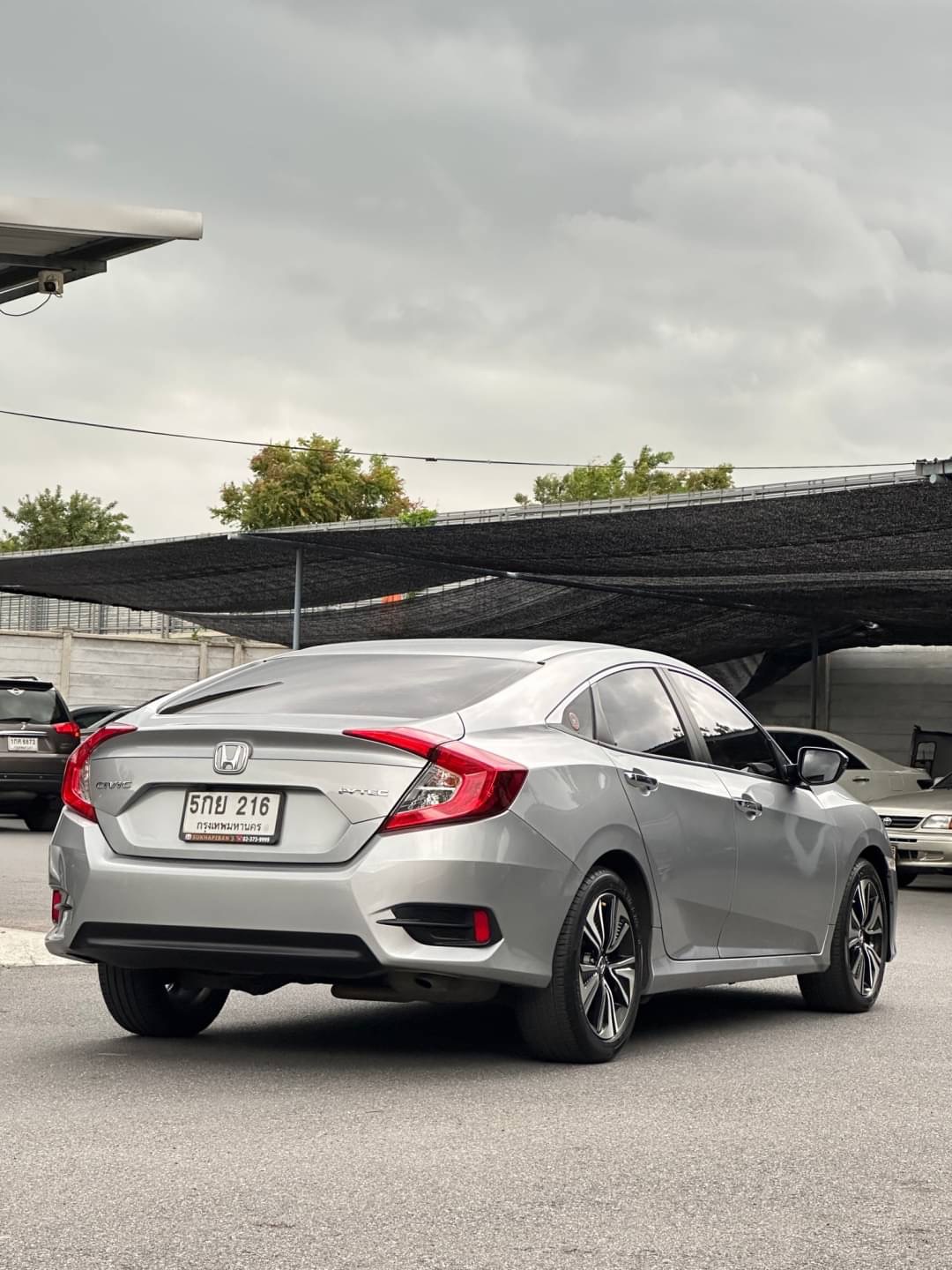 2016 Honda Civic Sedan สีเงิน (รูปที่ 8)