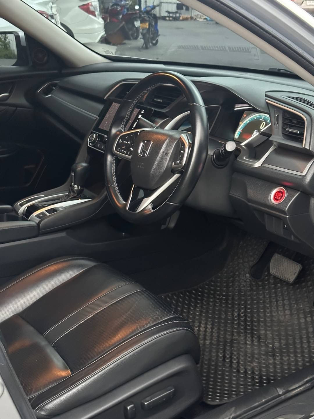 2016 Honda Civic Sedan สีเงิน (รูปที่ 15)