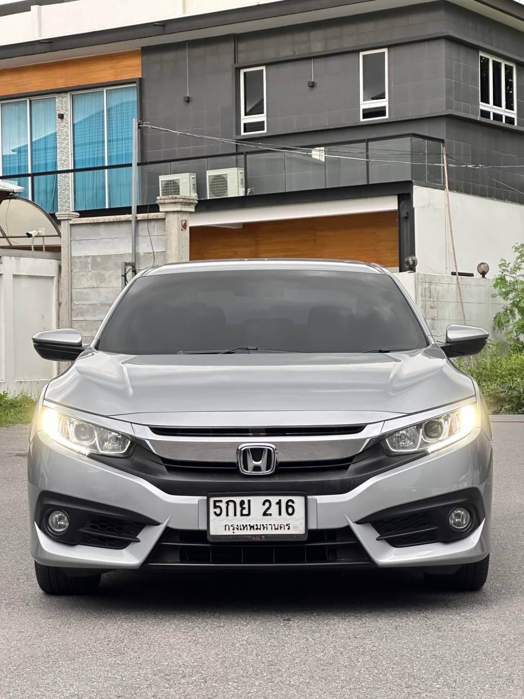 2016 Honda Civic Sedan สีเงิน (รูปที่ 2)