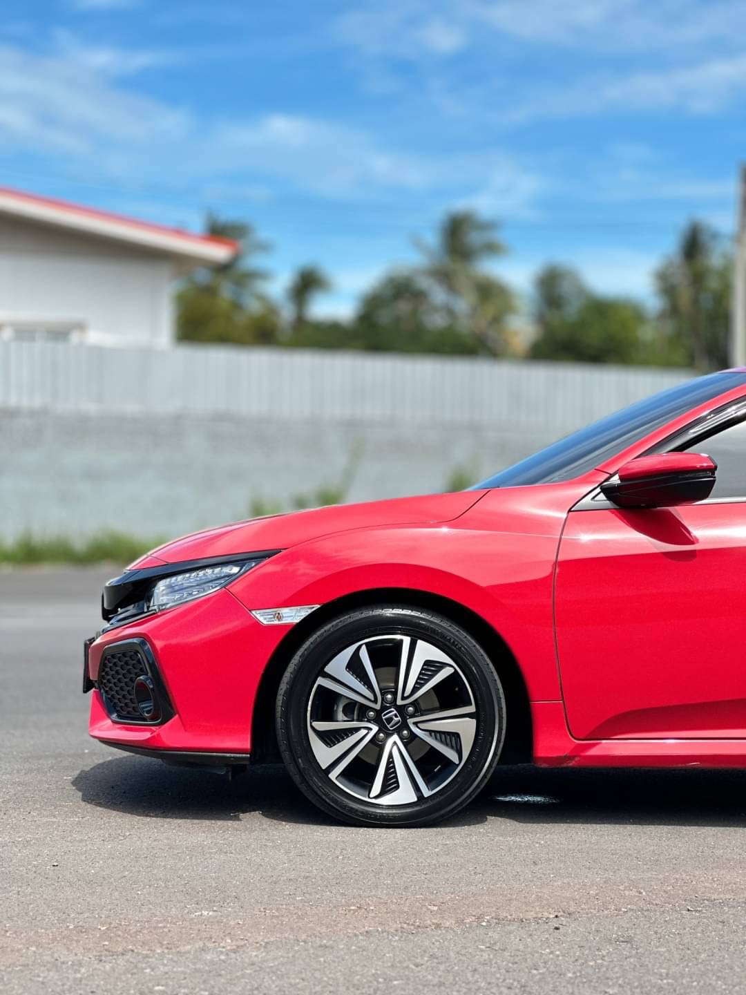 2016 Honda Civic Hatchback สีแดง