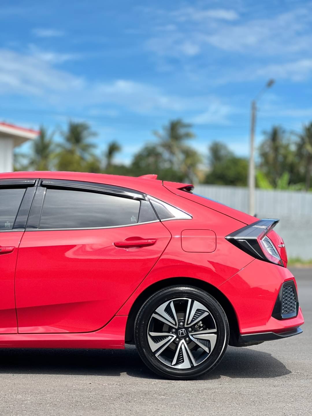 2016 Honda Civic Hatchback สีแดง (รูปที่ 2)
