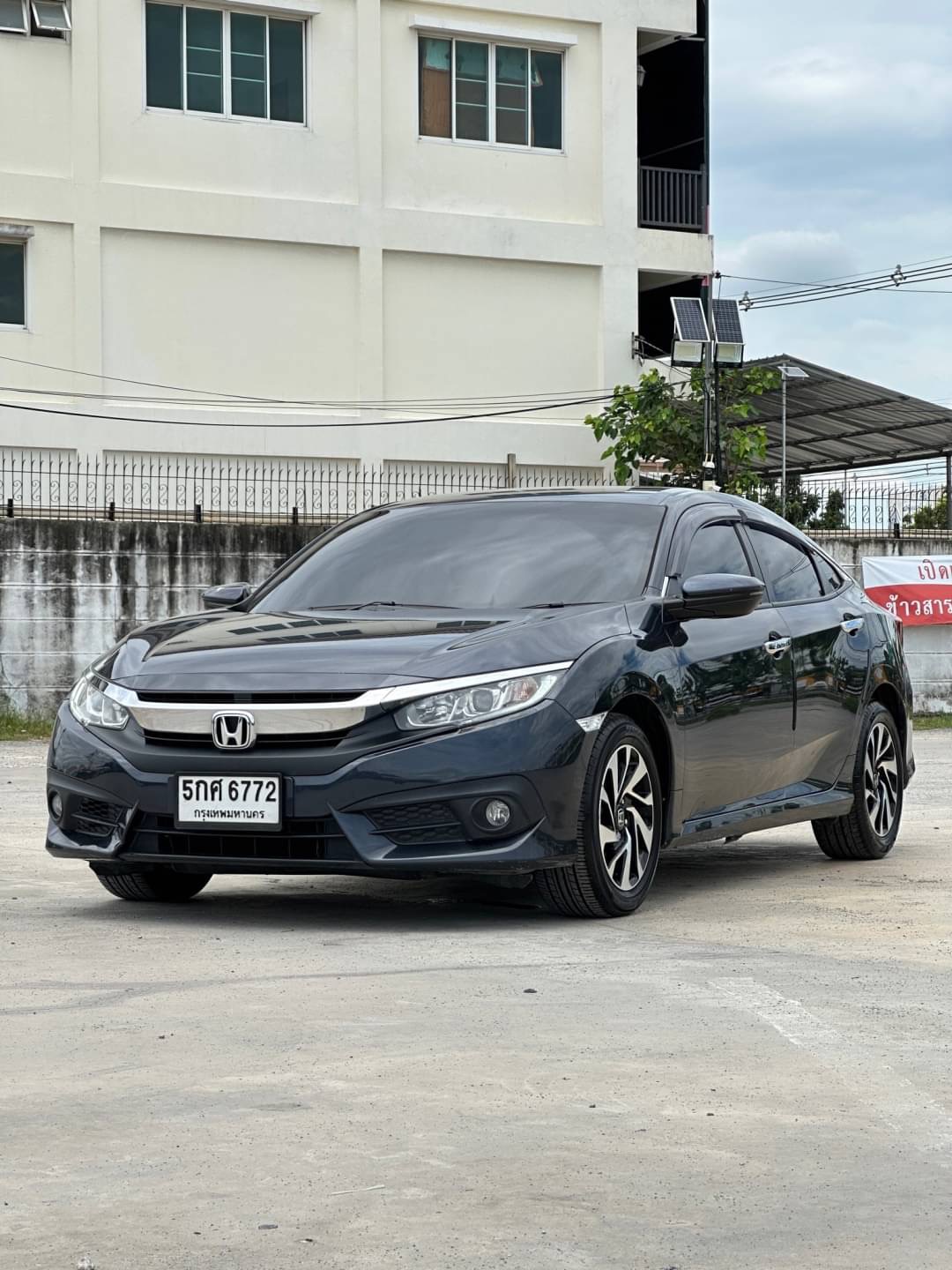 2017 Honda Civic สีเทา (รูปที่ 2)