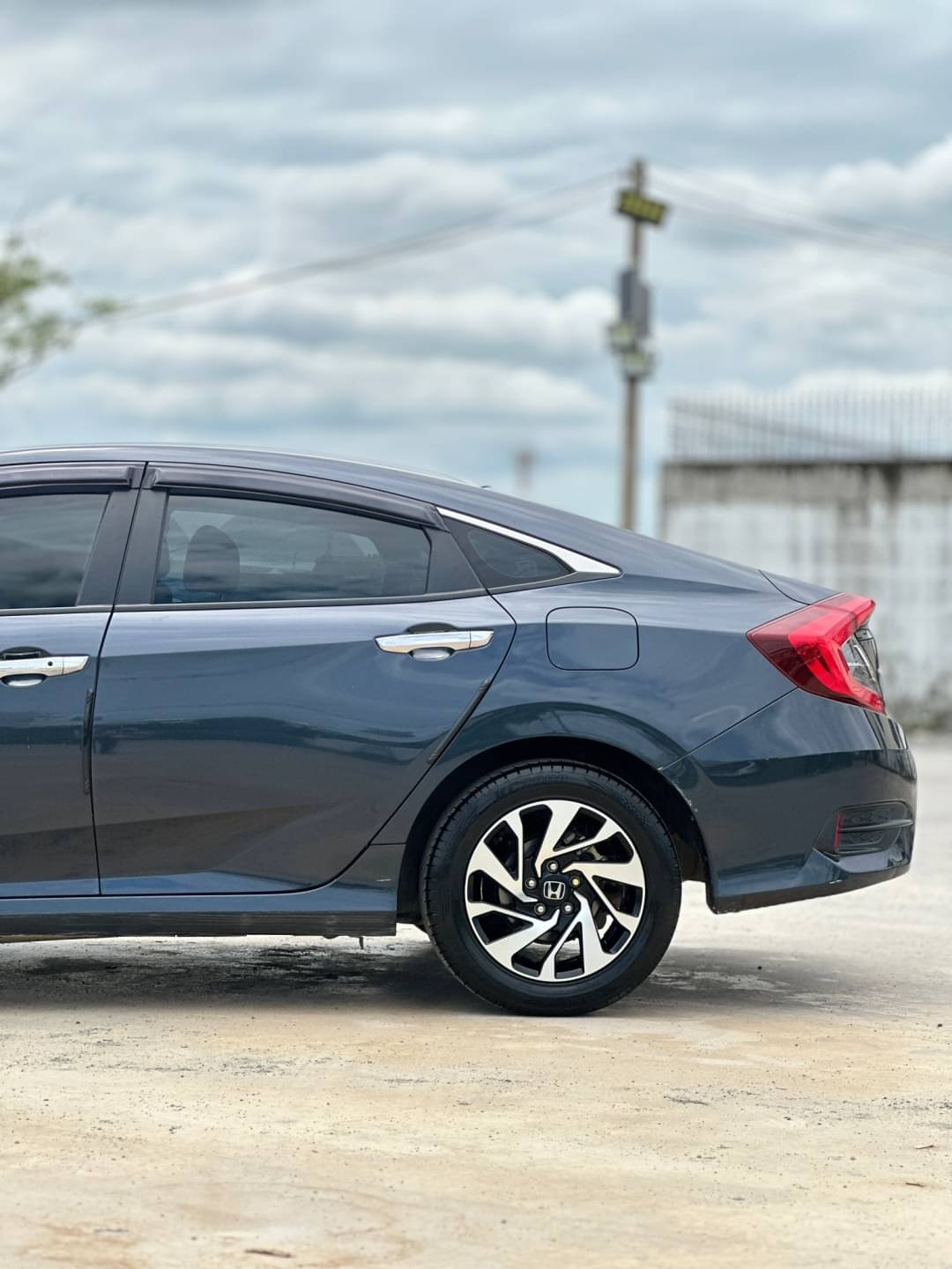 2017 Honda Civic สีเทา (รูปที่ 4)