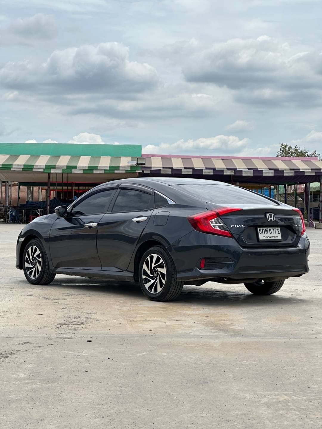 2017 Honda Civic สีเทา (รูปที่ 3)