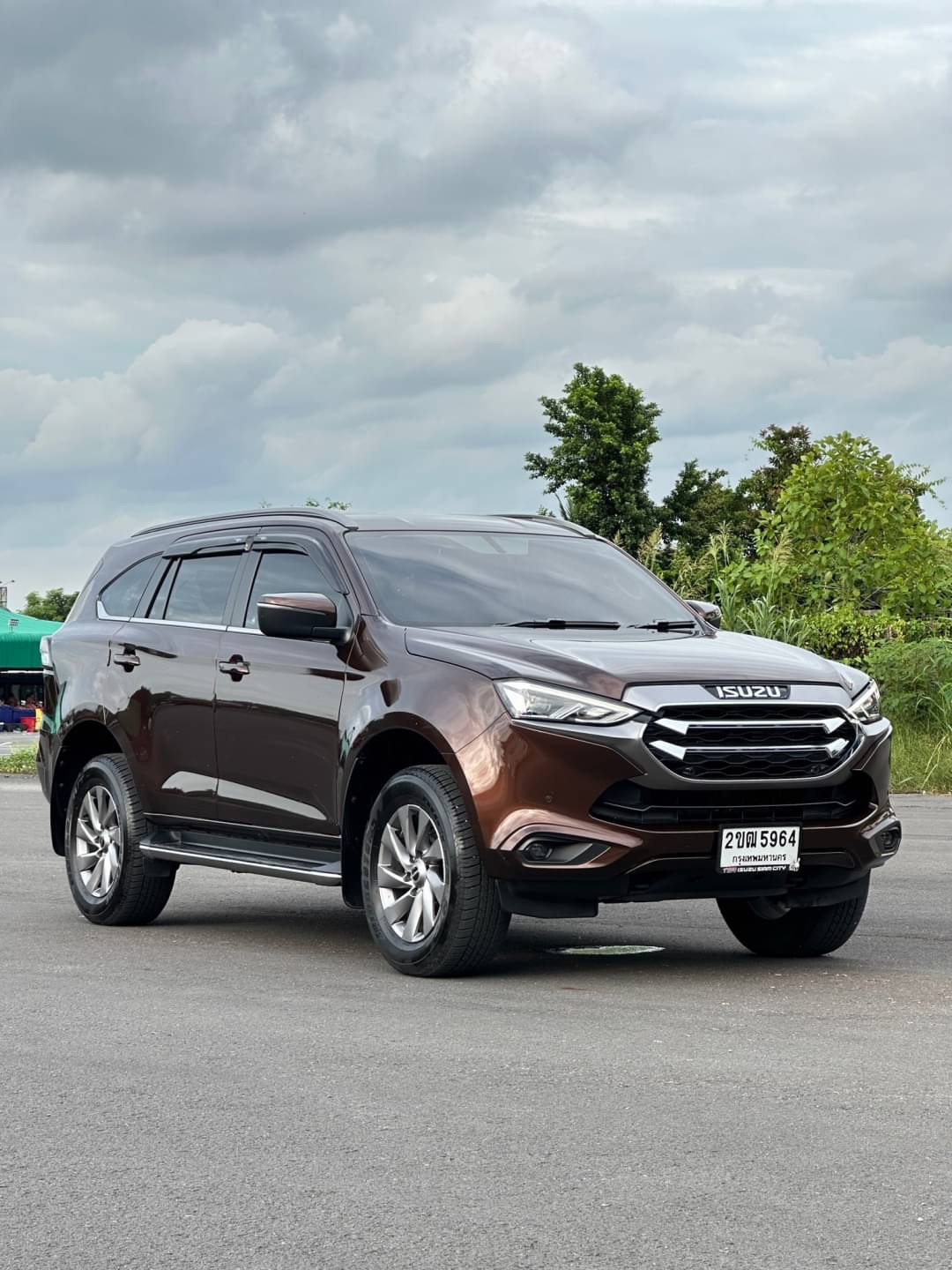 2022 Isuzu MUX Wagon สีน้ำตาล (รูปที่ 3)