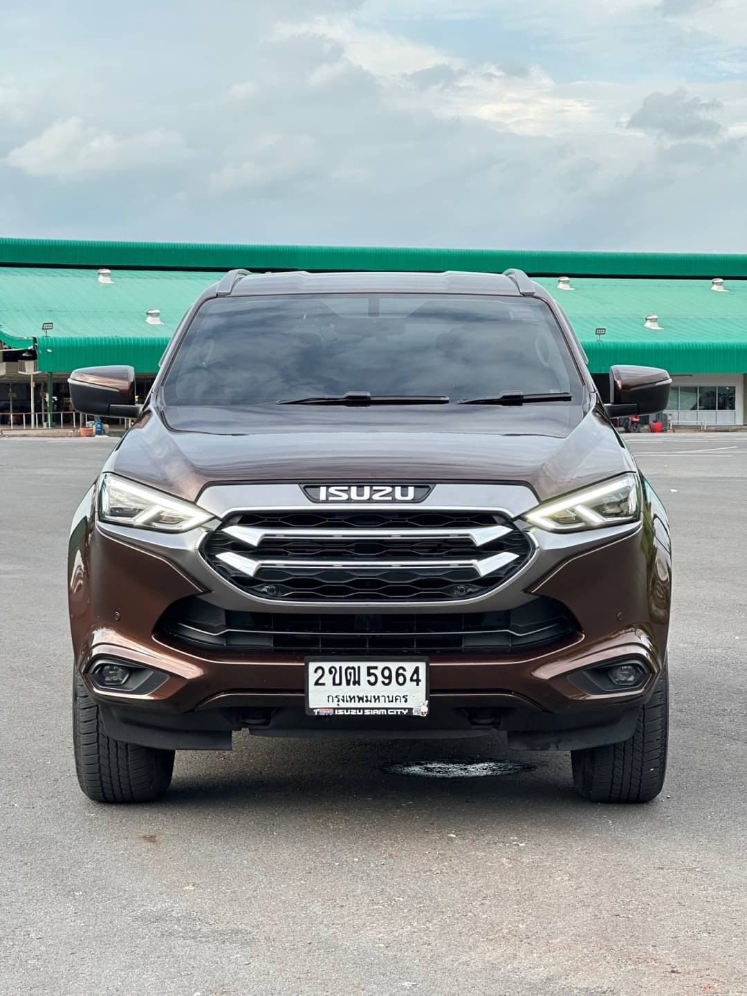 2022 Isuzu MUX Wagon สีน้ำตาล (รูปที่ 2)