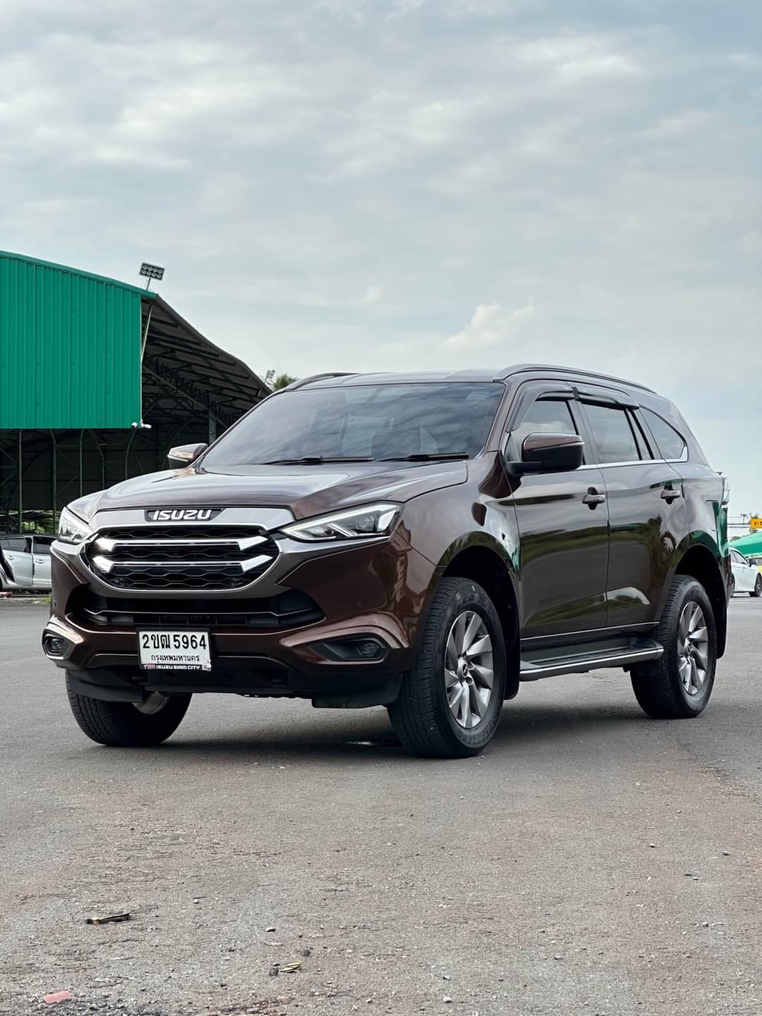 2022 Isuzu MUX Wagon สีน้ำตาล