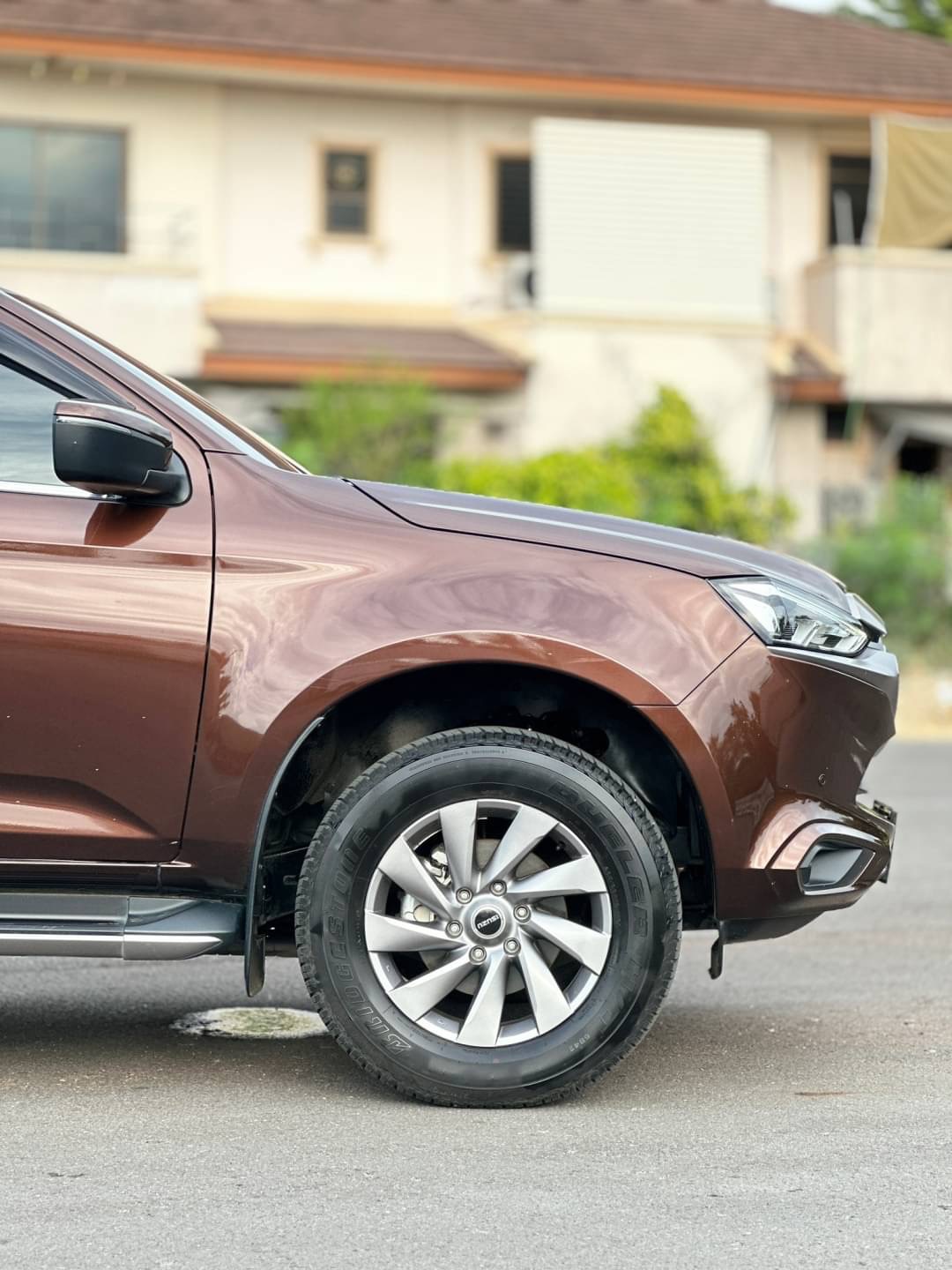 2022 Isuzu MUX Wagon สีน้ำตาล