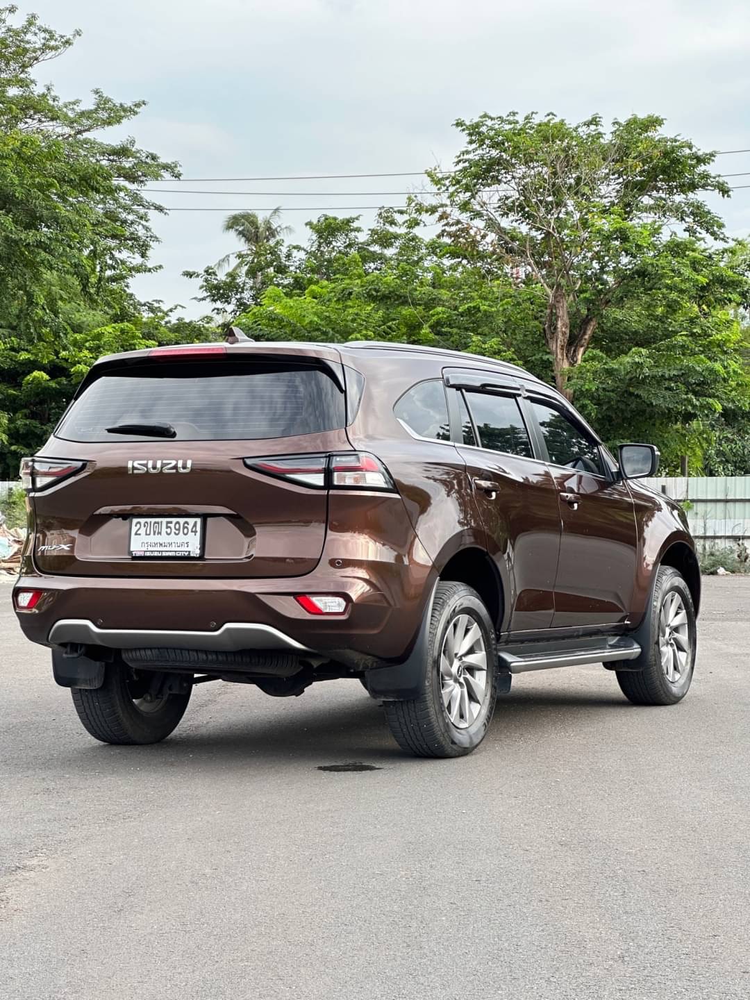 2022 Isuzu MUX Wagon สีน้ำตาล (รูปที่ 8)