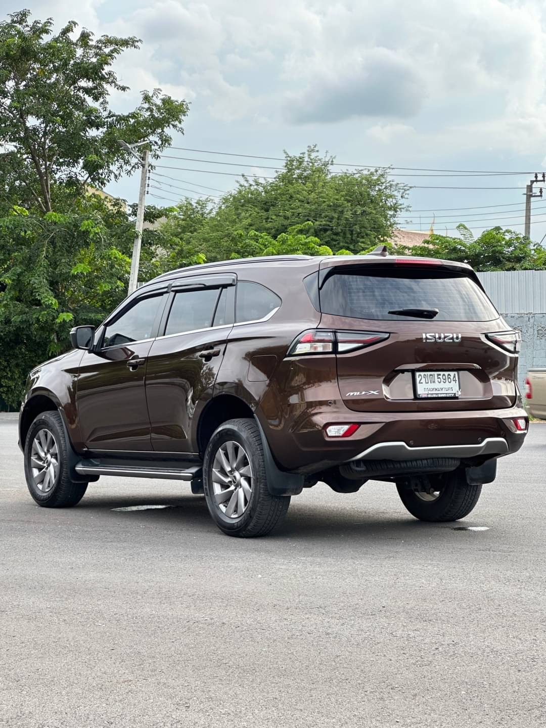 2022 Isuzu MUX Wagon สีน้ำตาล (รูปที่ 6)