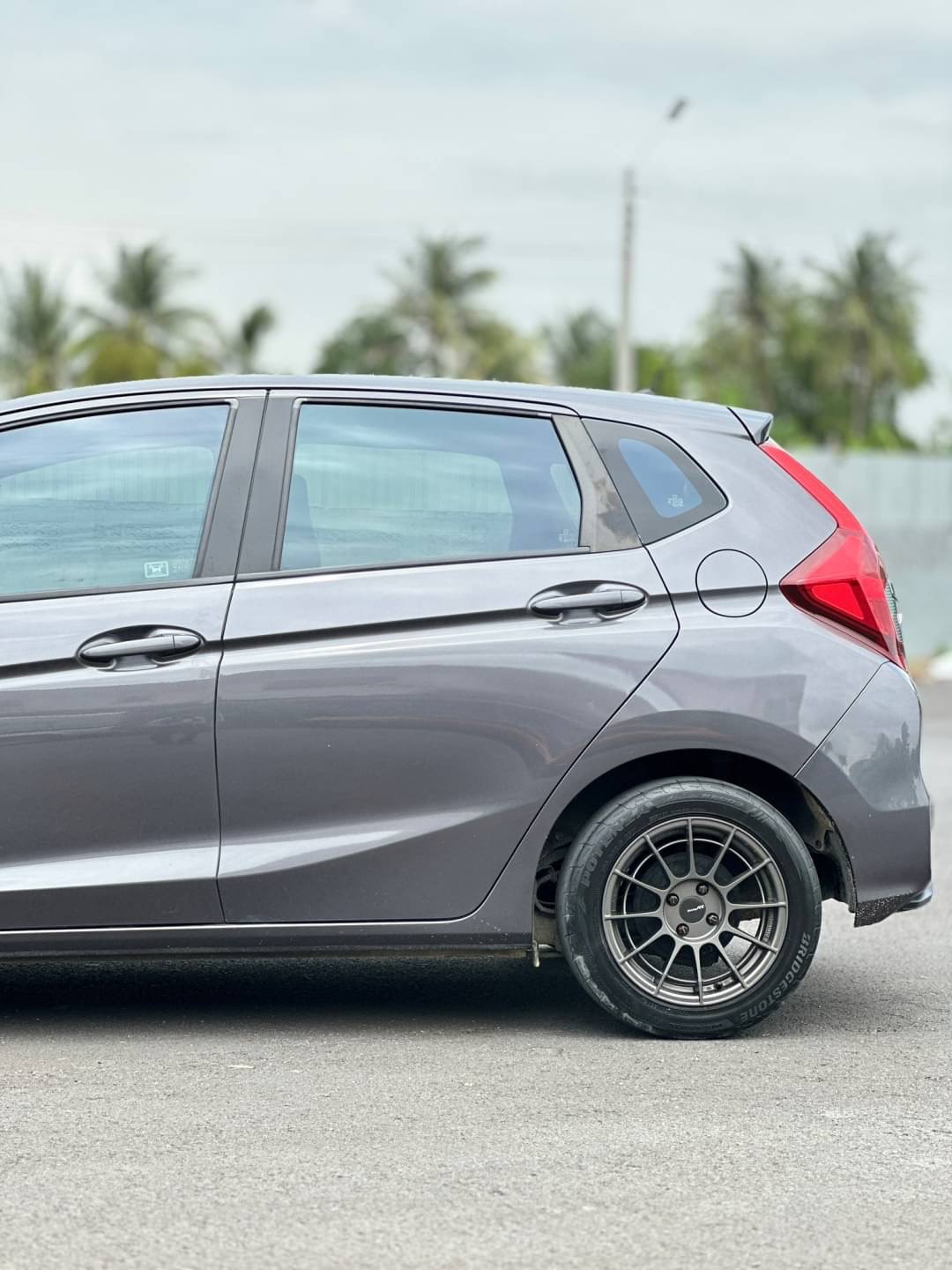 2016 Honda Jazz GK สีเทา (รูปที่ 8)