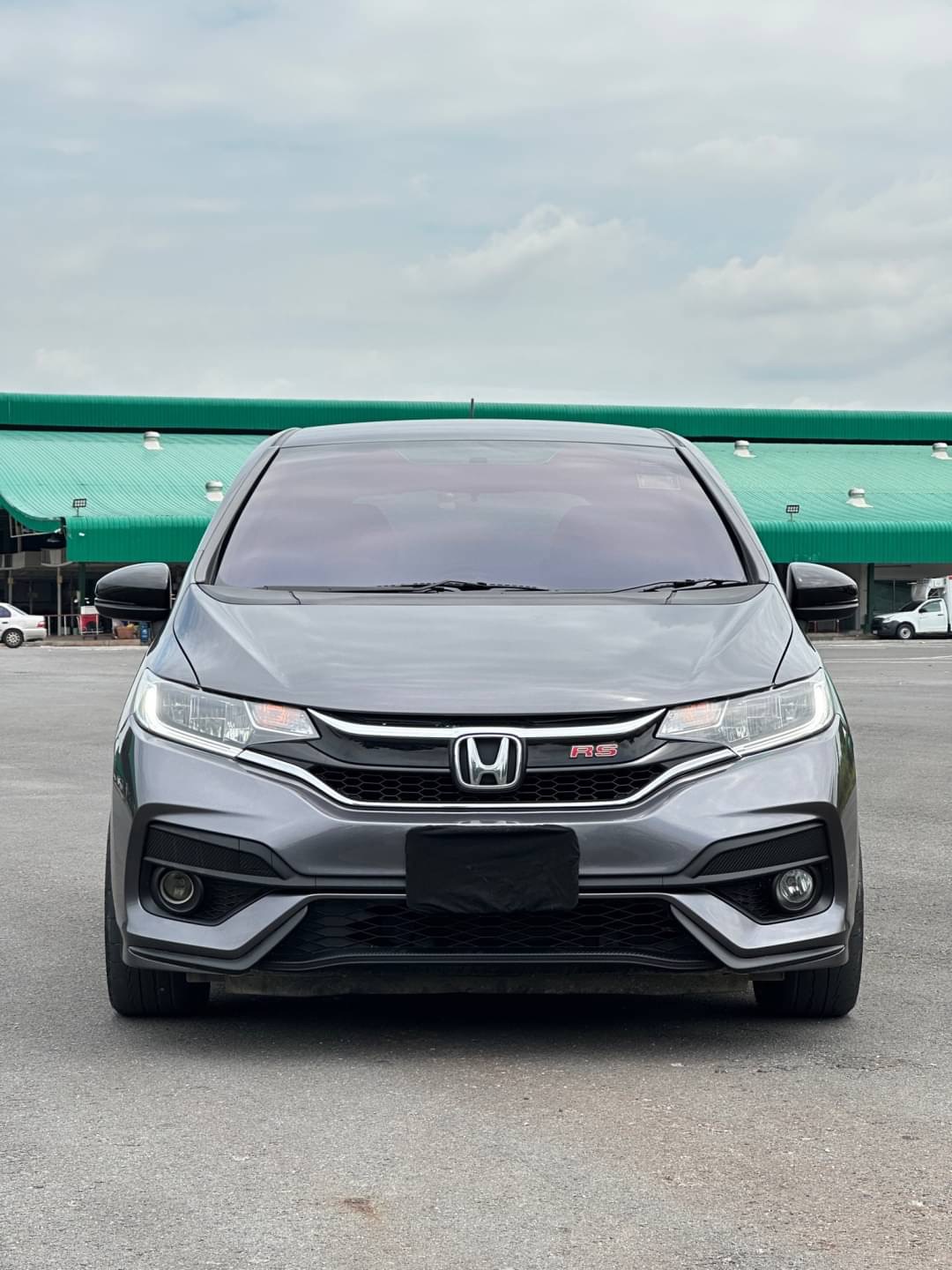 2016 Honda Jazz GK สีเทา (รูปที่ 2)