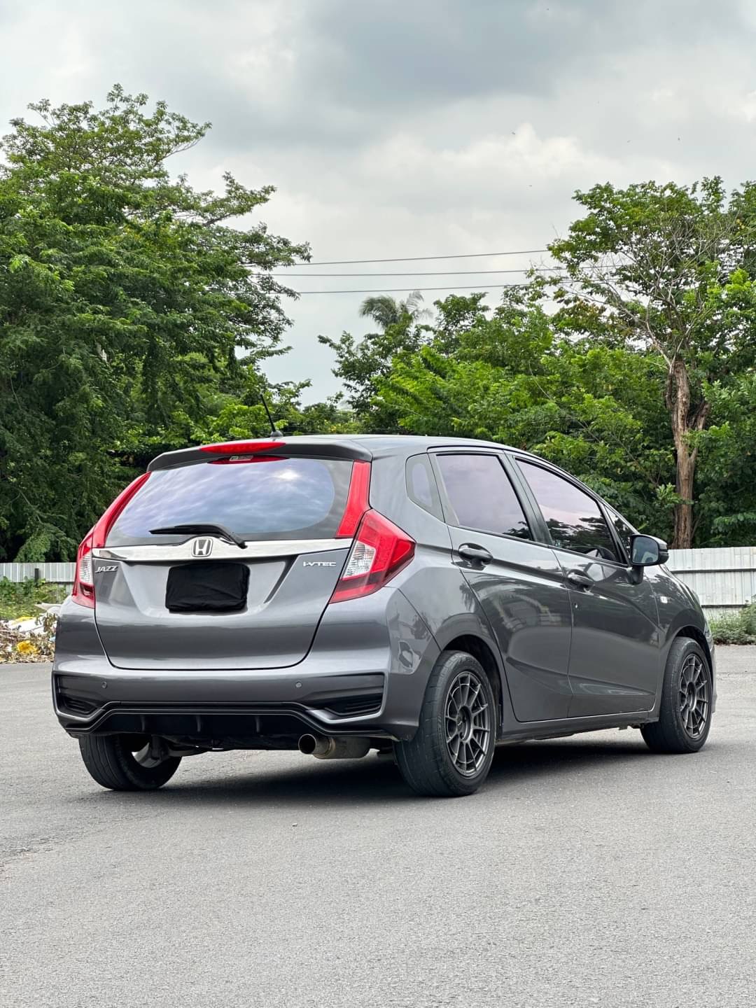 2016 Honda Jazz GK สีเทา (รูปที่ 5)