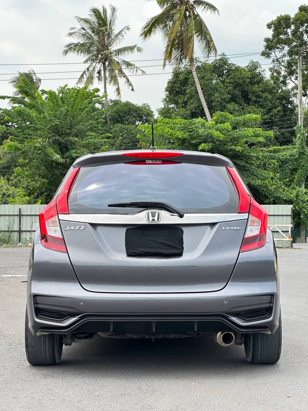 2016 Honda Jazz GK สีเทา (รูปที่ 6)