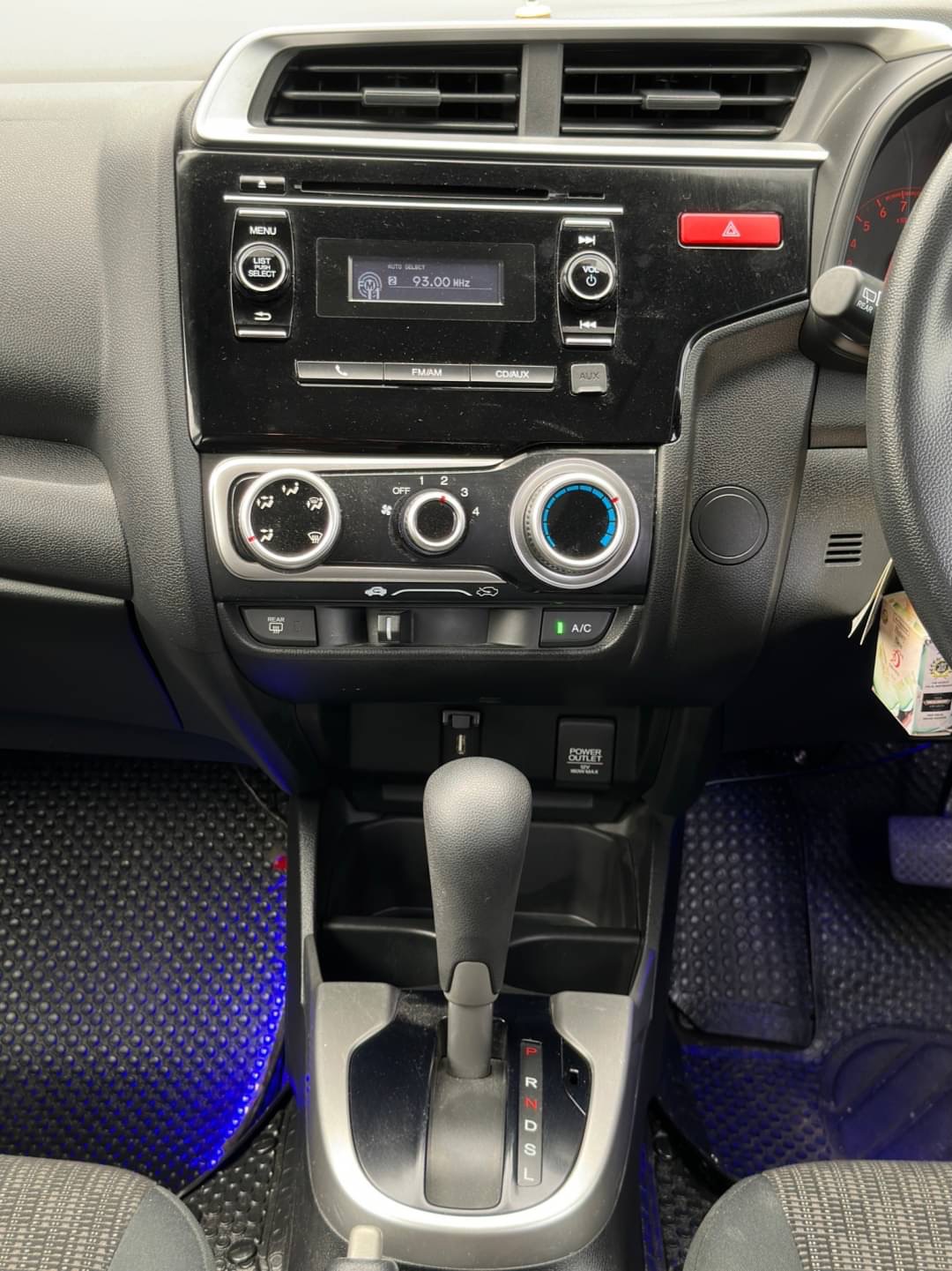 2016 Honda Jazz GK สีเทา (รูปที่ 11)