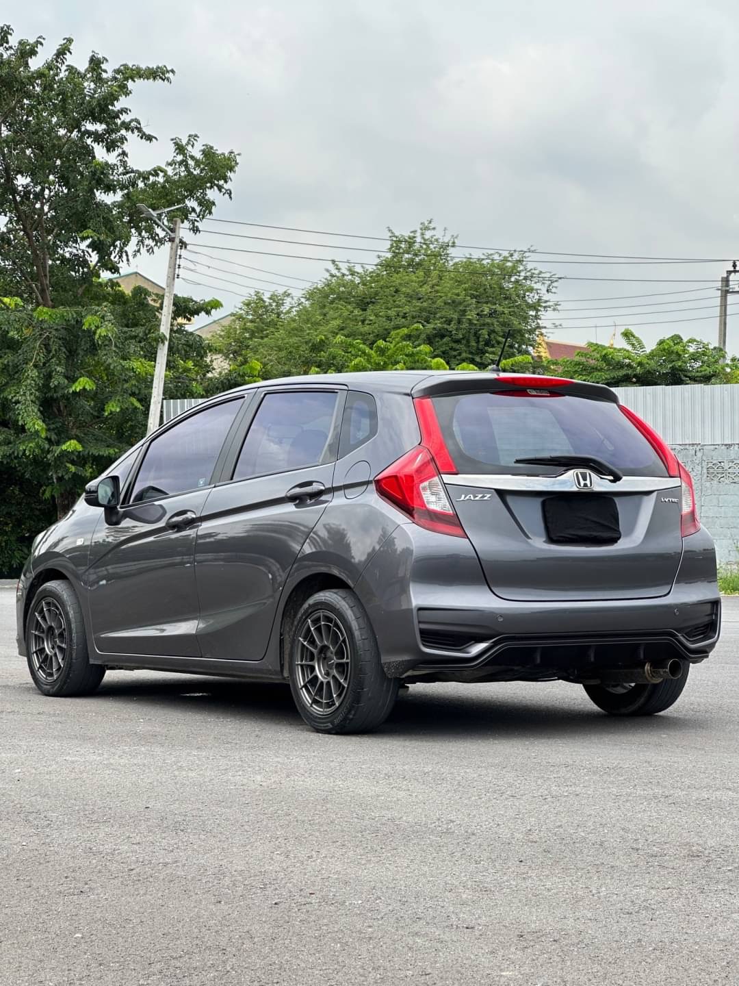 2016 Honda Jazz GK สีเทา (รูปที่ 7)