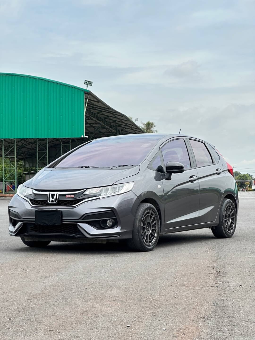 2016 Honda Jazz GK สีเทา (รูปที่ 3)