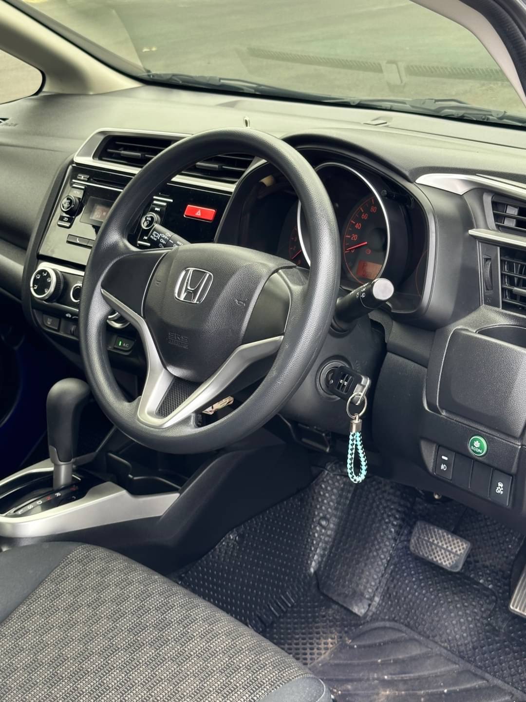 2016 Honda Jazz GK สีเทา (รูปที่ 18)