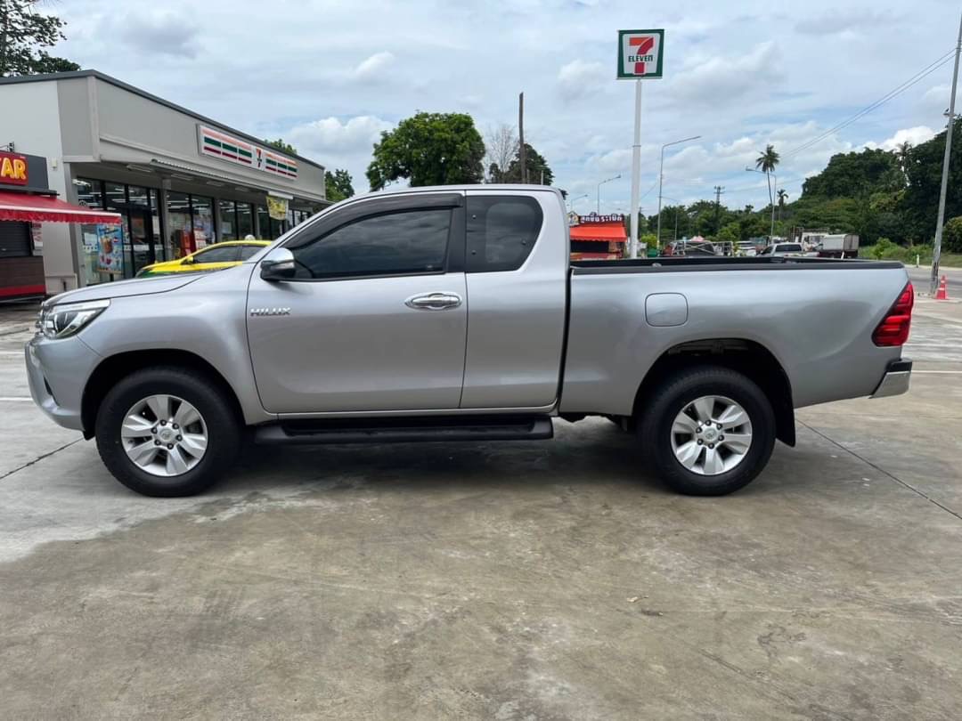 2017 Toyota Pre-runner 2.4E สีเงิน