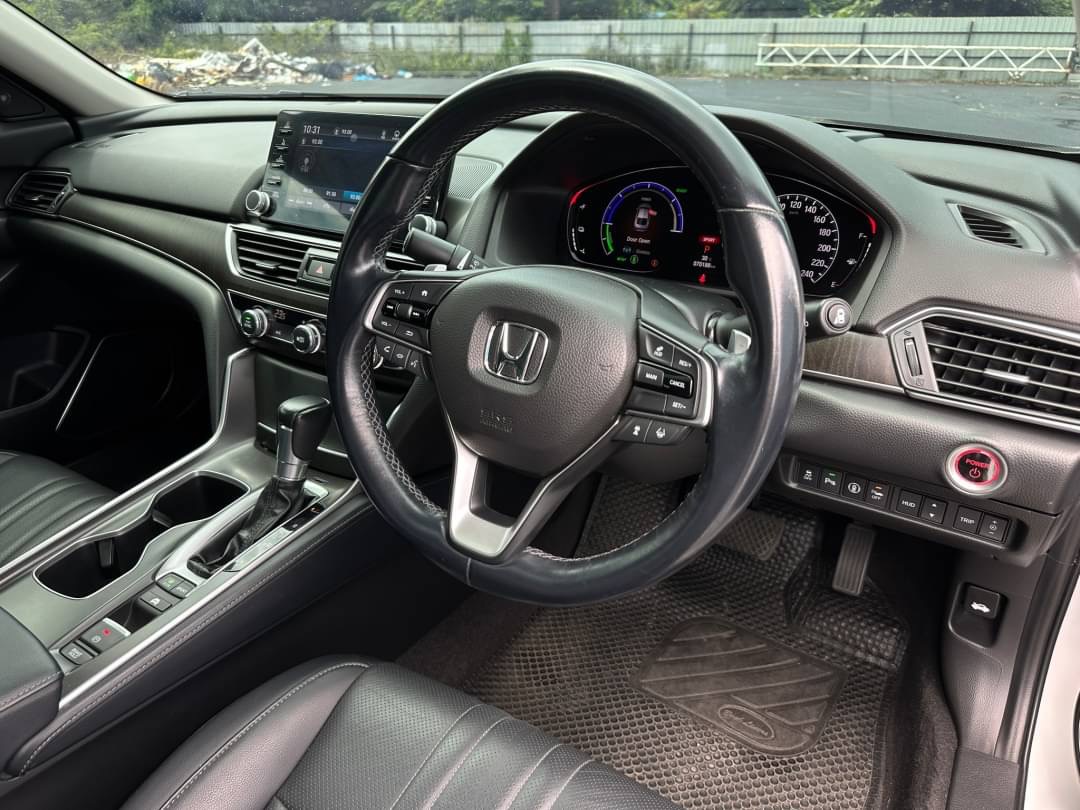 2019 Honda Accord สีขาว (รูปที่ 3)