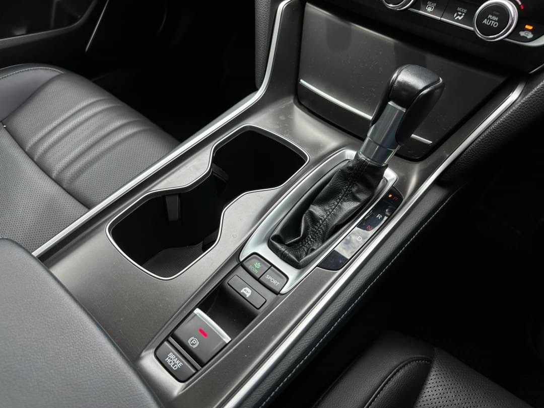 2019 Honda Accord สีขาว (รูปที่ 17)