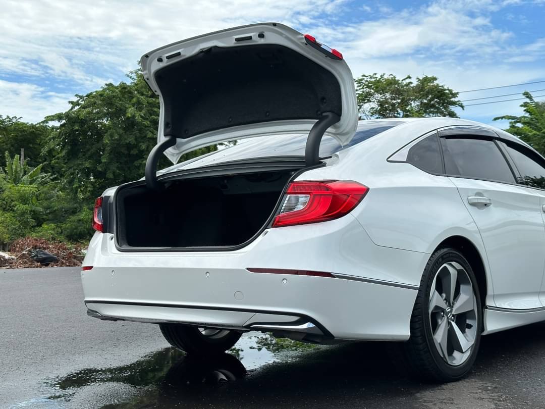 2019 Honda Accord สีขาว (รูปที่ 6)