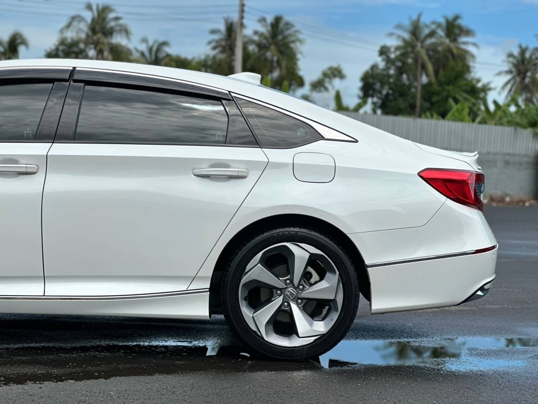 2019 Honda Accord สีขาว (รูปที่ 10)